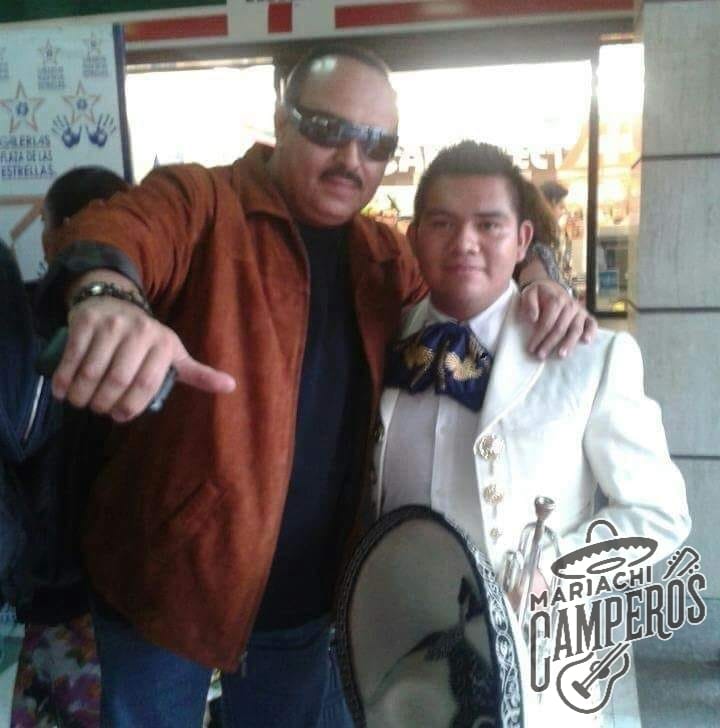 Pepe Aguilar acompañado del Mariachi Camperos 2000